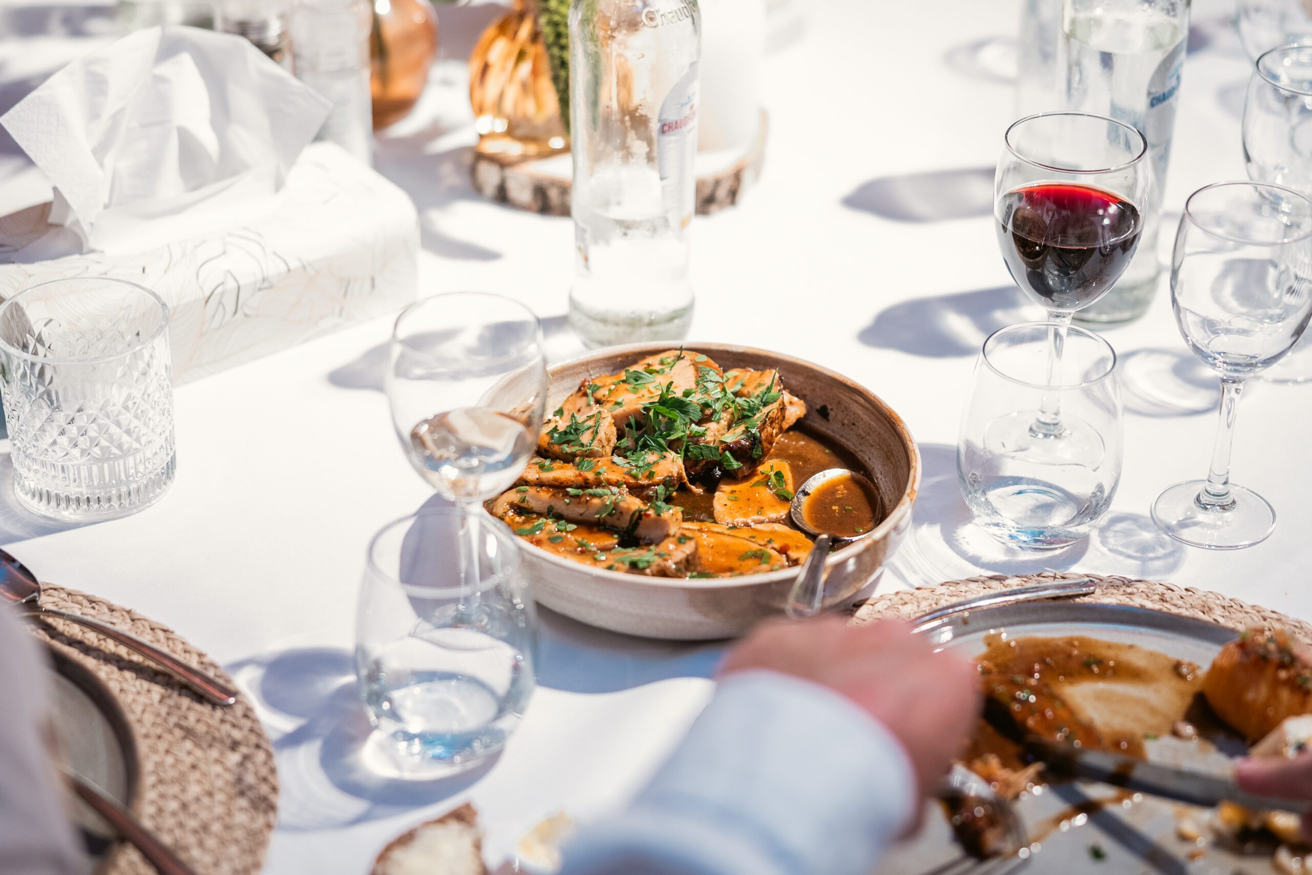 Een detailfoto van het heerlijke eten dat geserveerd wordt op het trouwfeest